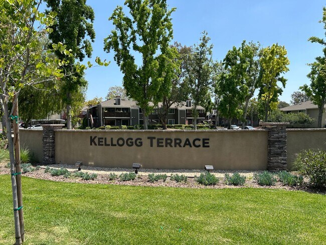 Foto del edificio - Beautiful 3 Bed 2 Bath Condo in Yorba Linda with Greenbelt Views