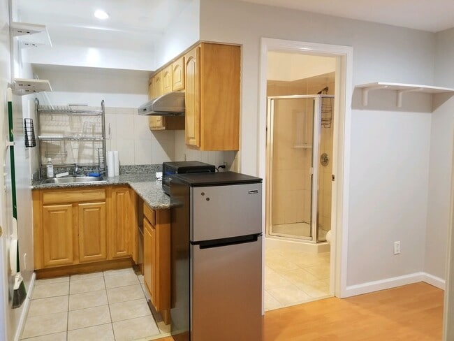Building Photo - Remodeled 1BR/1BA garden apartment in Cent...