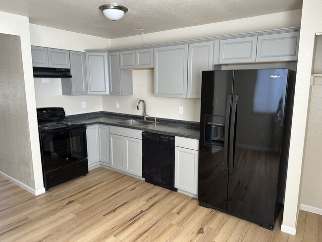 Building Photo - 631 Highline Dr