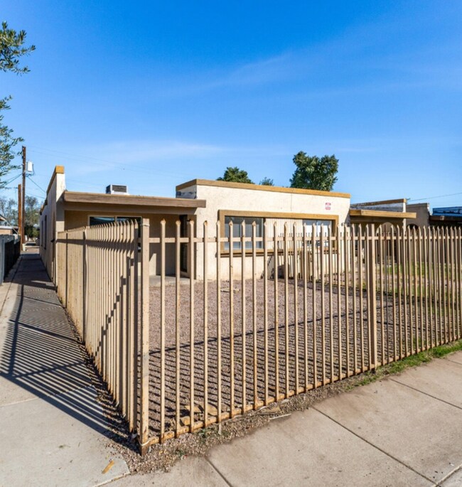 Foto del edificio - 6742 W Palmaire Ave