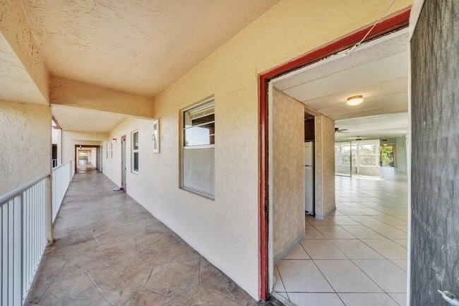 Foto del edificio - 1035 Country Club Dr