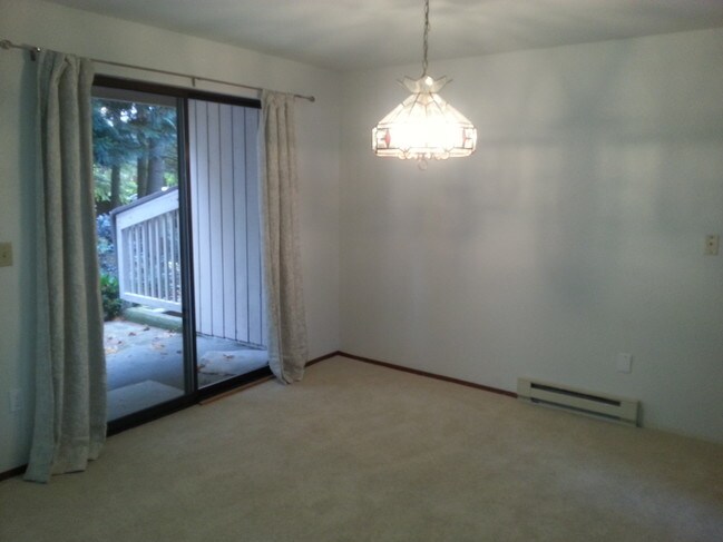 Amplio comedor - 4121 145th Ave NE