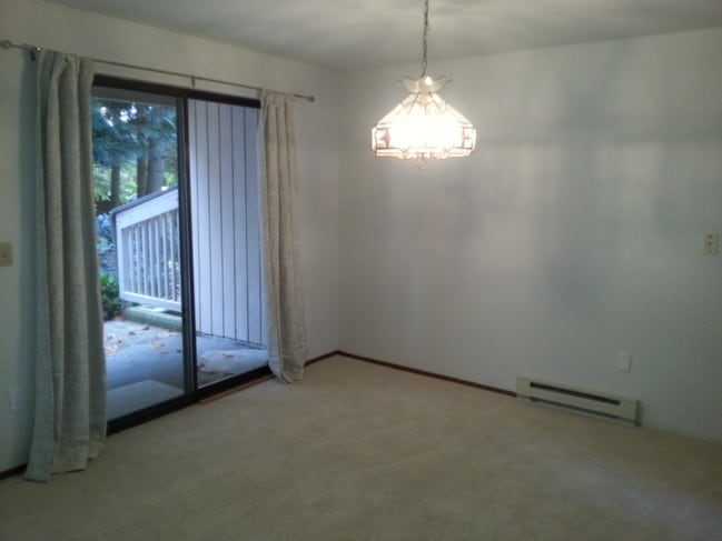 Spacious dining room - 4121 145th Ave NE