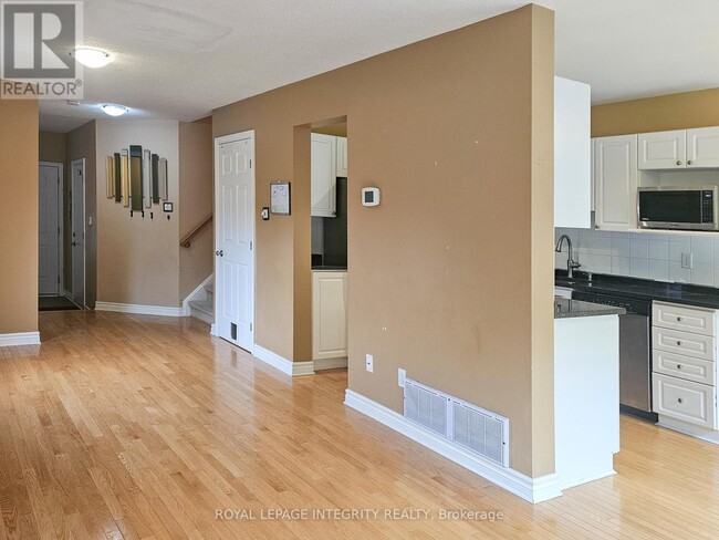 Building Photo - 86 Thornbury Crescent