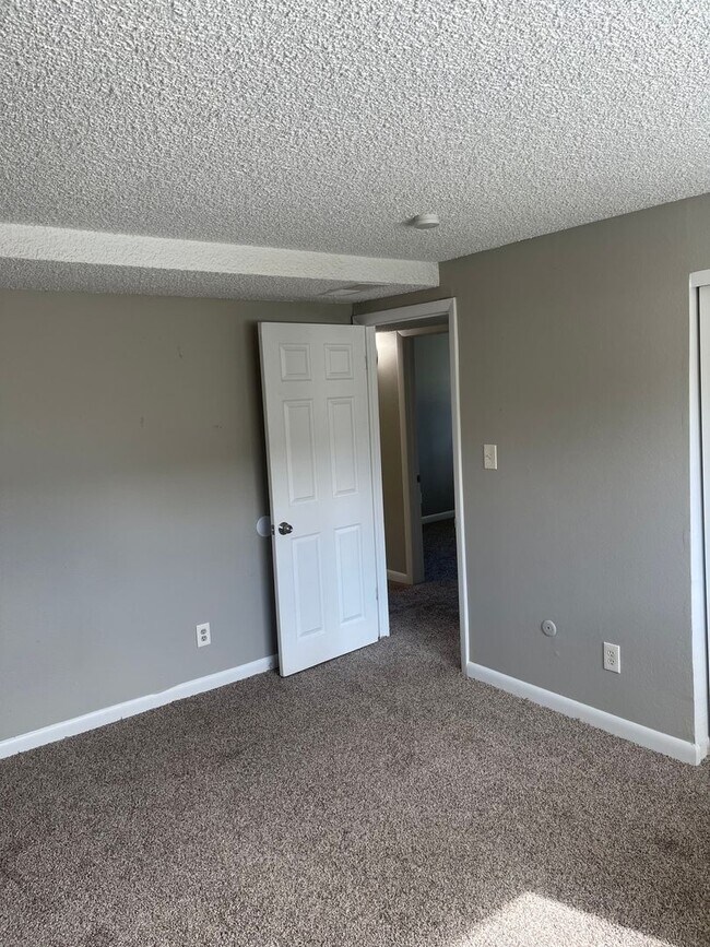 Foto del edificio - 3 Bedroom 2 Bathroom Condo in Lakewood