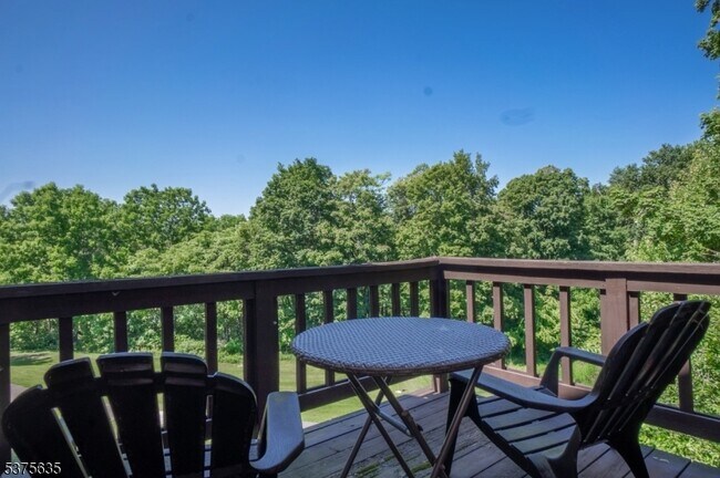 Foto del edificio - 2 Falkenstein Dr