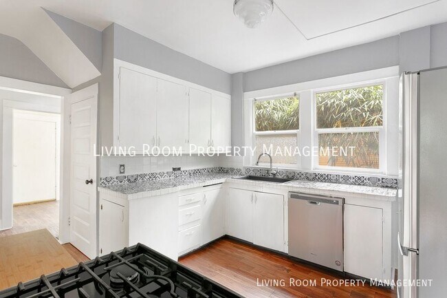 Building Photo - Classic Portland Craftsman w/ Central Air ...