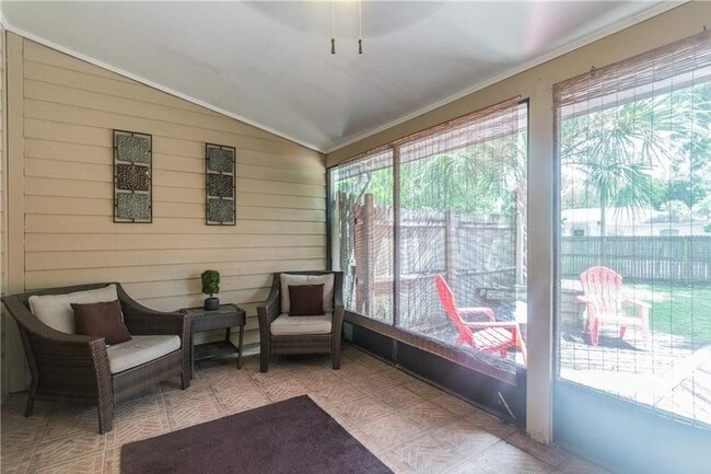 Building Photo - Spacious Hidden Haven Townhome