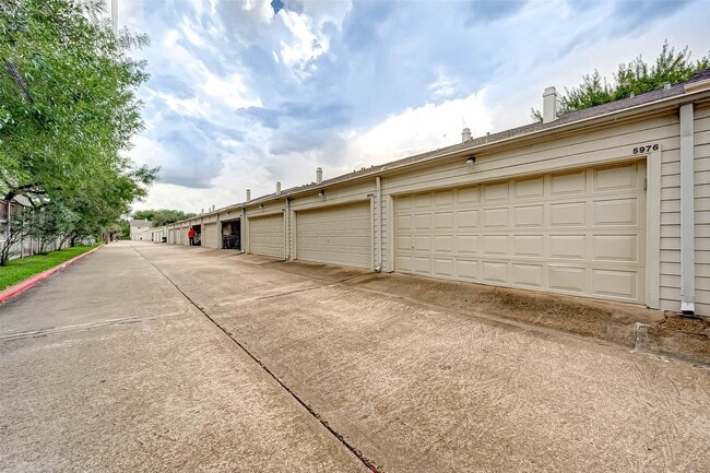 Foto del edificio - 5976 Woodway Place Ct