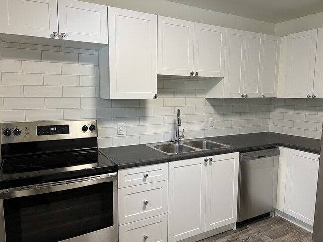 Building Photo - Newly renovated 2 bedroom 1 bath townhouse.