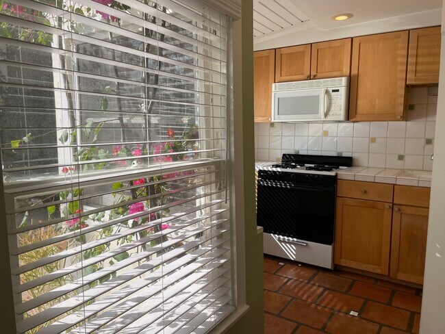 Foto del edificio - 2301 Beverly Glen Pl