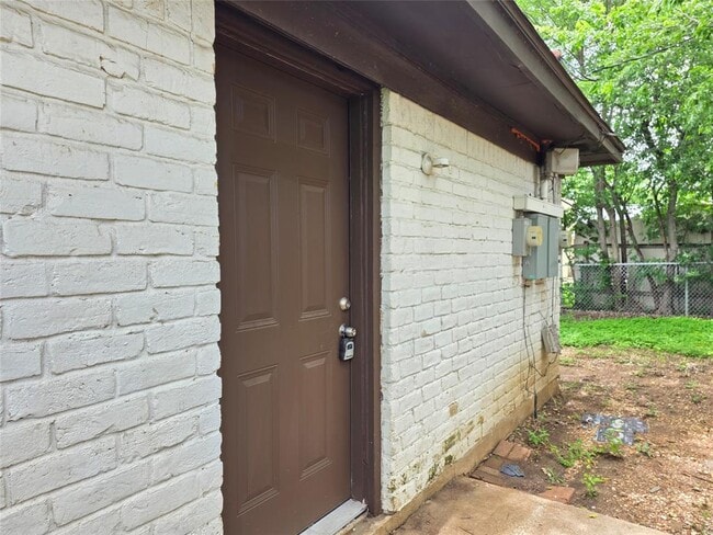 Building Photo - 1811 Magnolia Dr