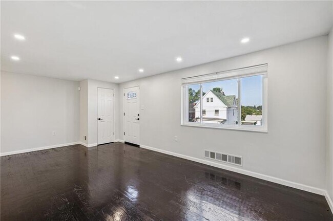 Building Photo - 1611 Alverado Ave