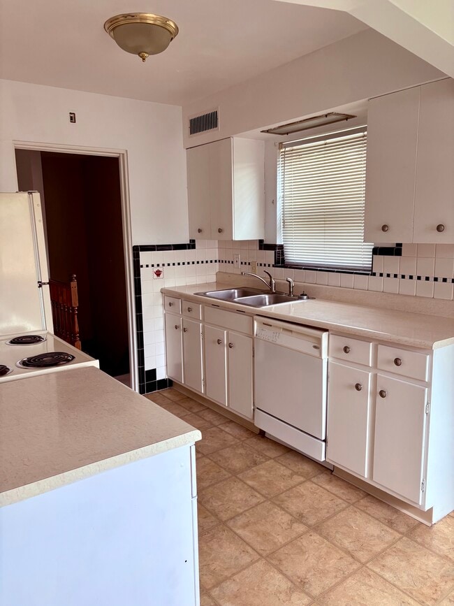 Kitchen - 3756 Wilmar Dr