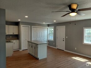 Building Photo - 411 SE Pinecrest Dr