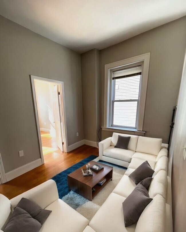 Building Photo - Beautiful Three Bed Right Near The Blue Line
