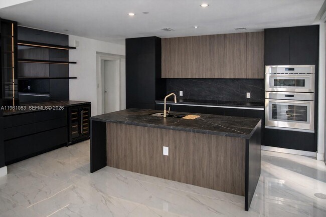 Foto del edificio - 700 NE 24th St