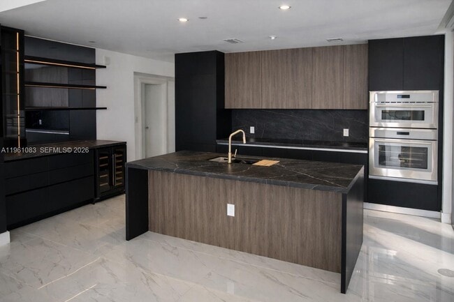 Building Photo - 700 NE 24th St