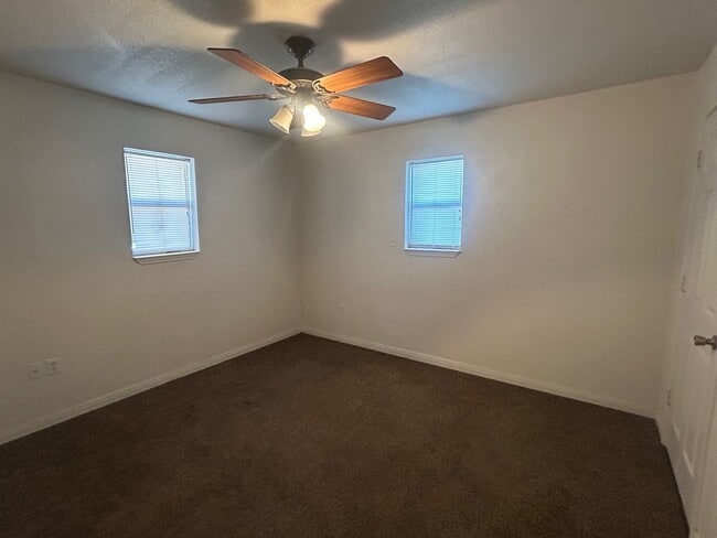 Building Photo - Perfect Elm Mott Duplex