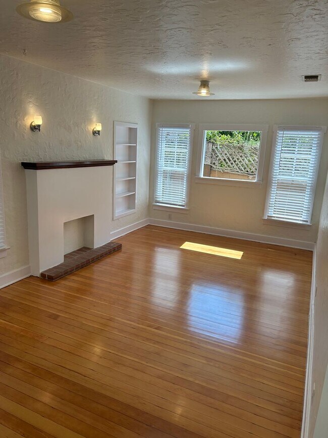 Foto del edificio - 2351-2353 OCEAN AVE.