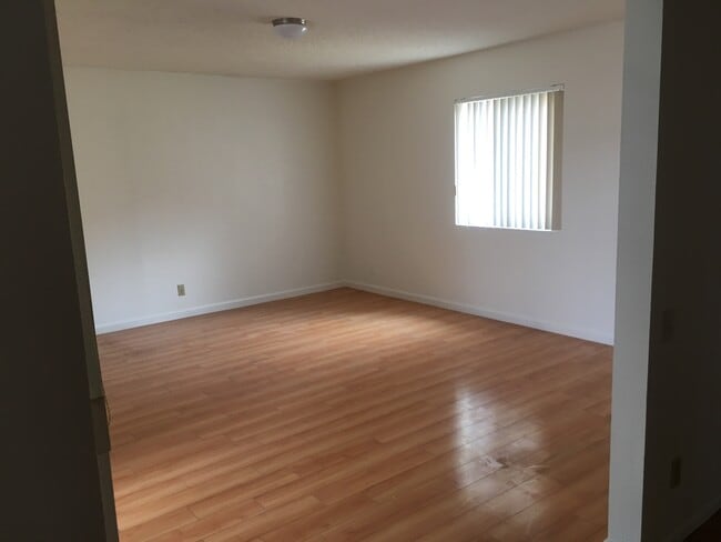 Building Photo - Beautiful 3BR/2BA Home In Family Neighborh...