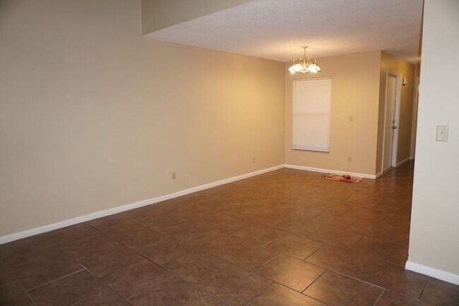 Foto del edificio - Townhome in Whispering Pines- Self viewing!
