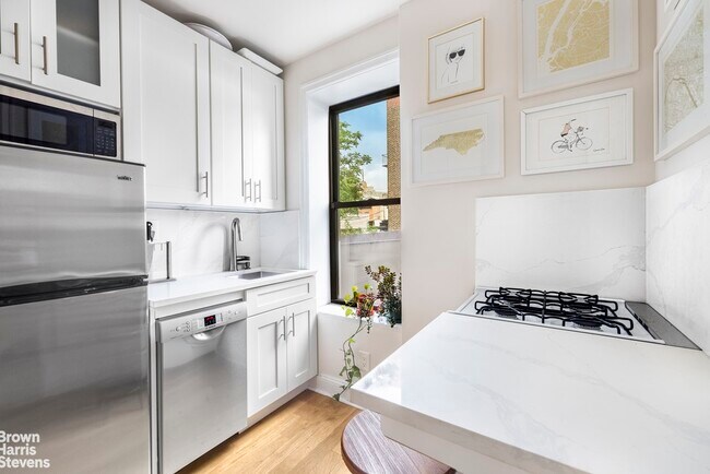 Foto del edificio - 227 W 11th St