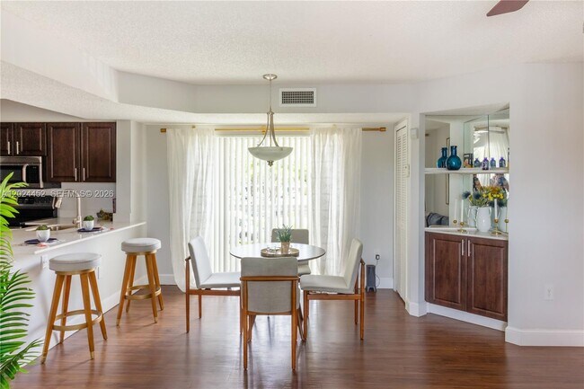 Foto del edificio - 17230 NW 64th Ave