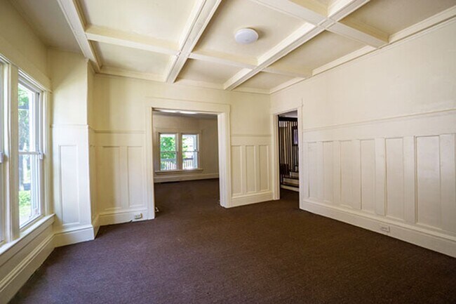 Foto del edificio - 5 Bedroom House Available 6/1/25