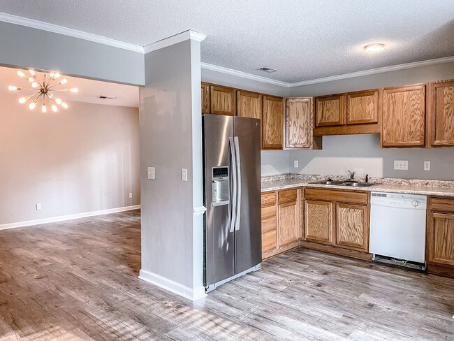 Building Photo - Charming 2 Bed, 2 Bath Triplex in Fayettev...