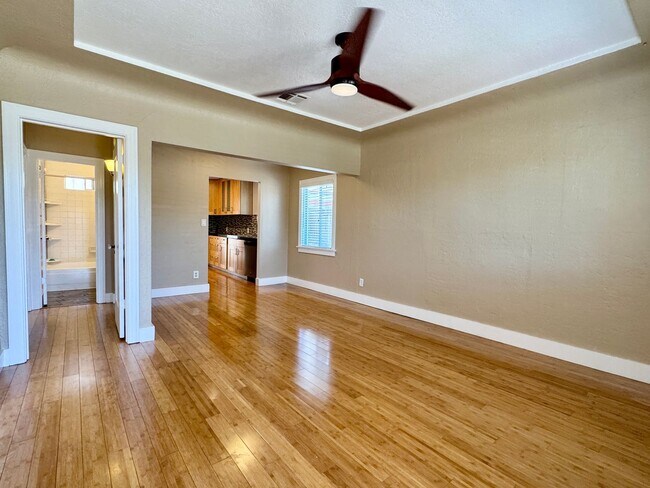 Building Photo - Charming Upgraded 2 Bedroom Cottage w/Cent...