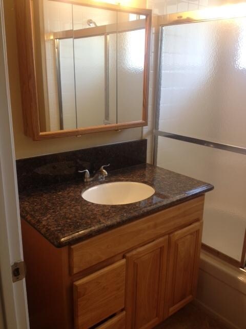 Baño - Parkside Townhomes Apartments