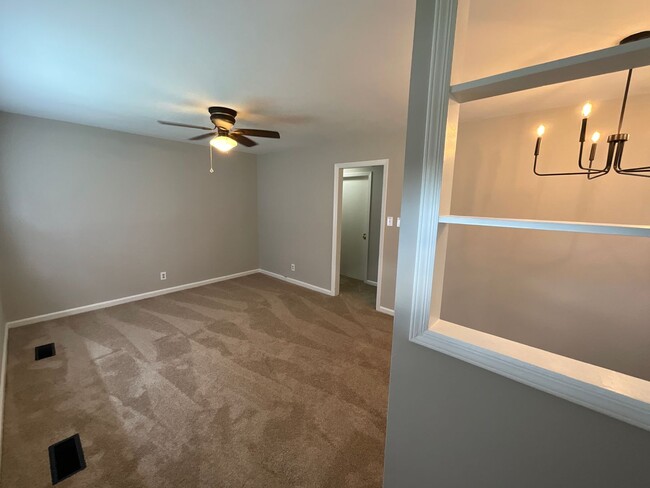 Building Photo - Cute 2 bedroom 1 bath bungalow in Greensbo...
