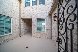 Building Photo - 6919 Shoreline Vw Dr