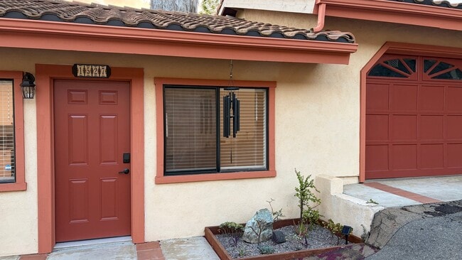 Building Photo - 1527 Calavo Rd