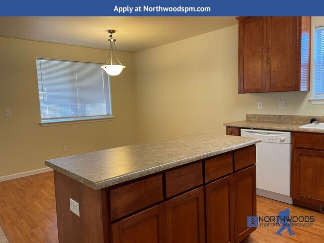 Building Photo - Nice 3 Bedroom 2 Bath Duplex in Central Point