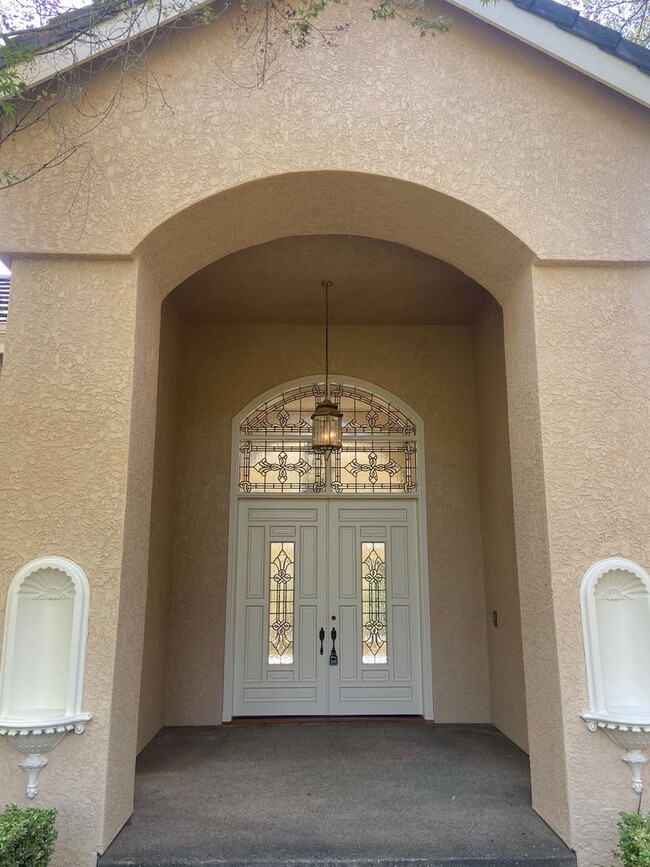 Building Photo - Located in gated Summit Community - El Dor...