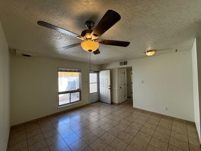 Foto del edificio - 12244 Menaul Blvd NE