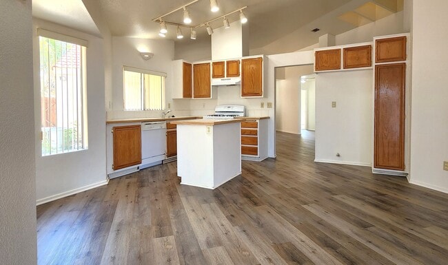 Building Photo - Spacious 4 Bedroom, 2 Bath, Single-Story H...