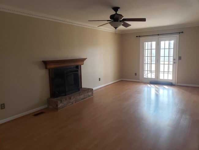 Building Photo - 2180 Riverway Dr