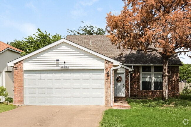 Building Photo - 2216 Crestmeadow St