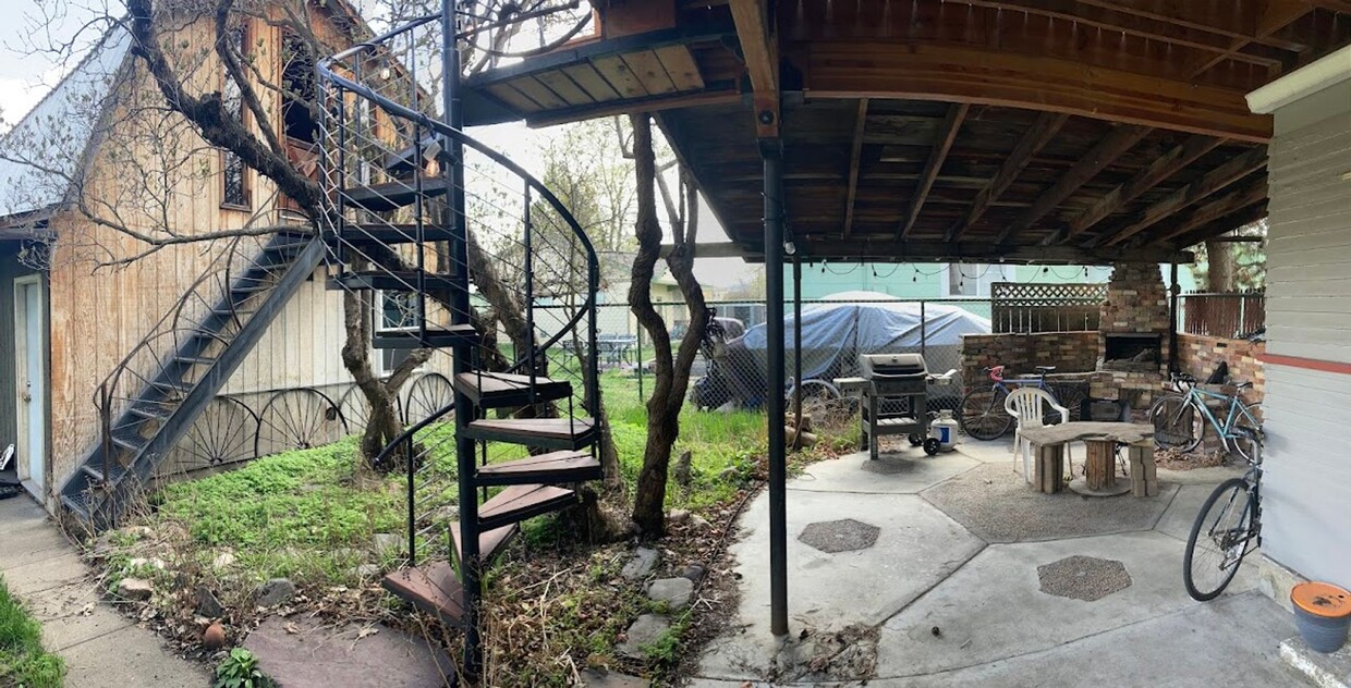 Building Photo - Three Bedroom House with a Rooftop Deck