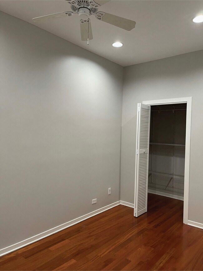Dormitorio principal, vestidor, ventilador de techo. - 2216 W Belmont Ave