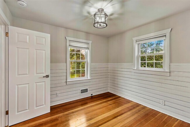Foto del edificio - 373 Great River Rd