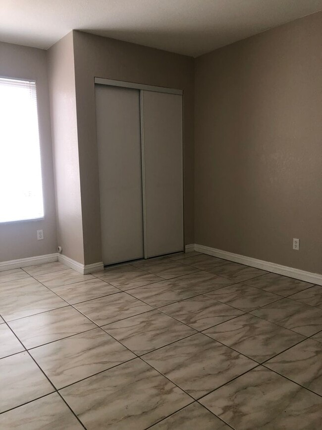 Building Photo - GORGEOUS SINGLE STORY HOME IN NORTH TOWN READY FOR YOU TO RENT !!