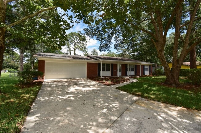 Building Photo - Recently Updated 3-Bedroom, 2-Bathroom Hom...