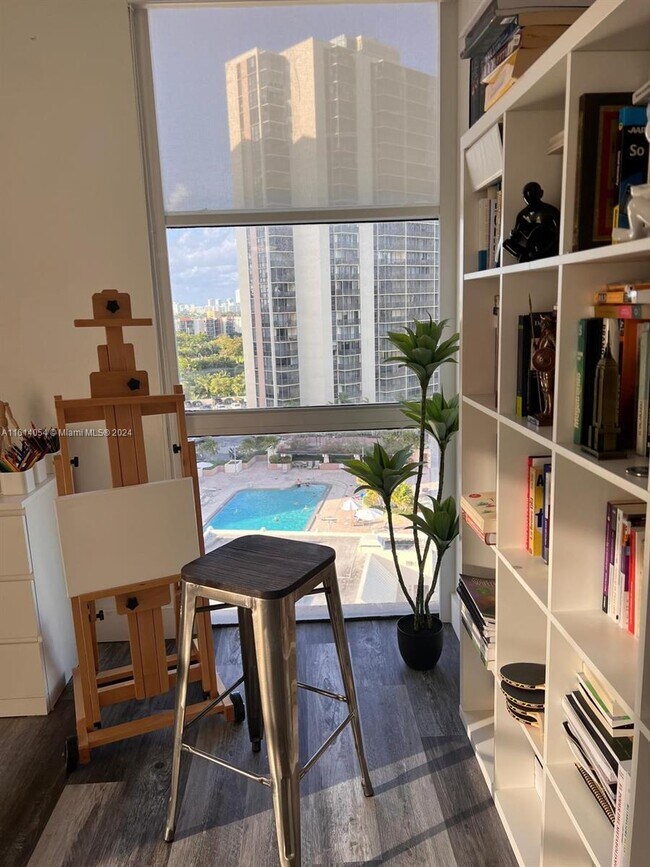 Foto del edificio - 20335 W Country Club Dr
