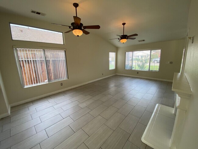 Foto del edificio - Desirable Home in SE Visalia Available Now!