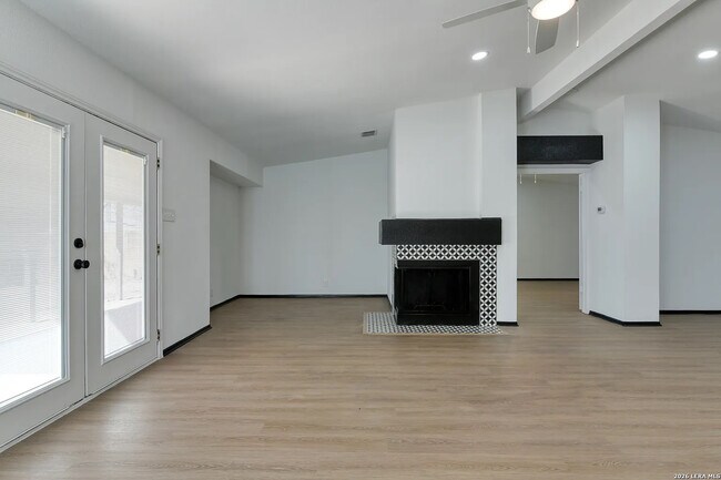 Foto del edificio - Room in House on Jenkins Dr