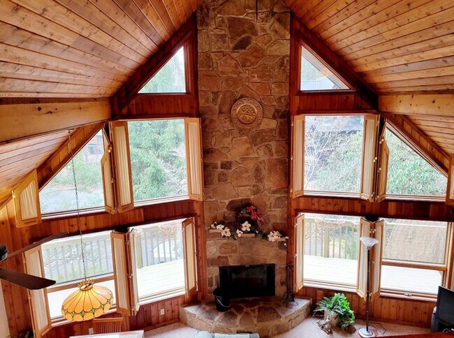 Building Photo - Cozy Gatlinburg Home